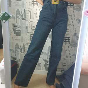 Säljer dessa Straight Leg Mörka Jeans storlek M. . Är för stora på mig 😫. Är 169cm. Midjan på jeansen är 74cm. 😛✌