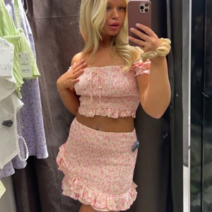 Blommigt set  - Superfint blommigt set från zara, aldrig använt. Topp storlek M kjol storlek M