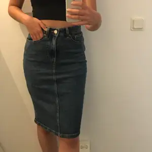 Skön lång jeans kjol från Cubus i storlek XS. Nyskick. Köparen står för frakt 