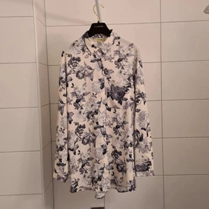 WHYRED Skjorta - Whyred skjorta i blommigt tyg. Ca 2011. Väldigt bra skick, bara använd 1-2 gånger. 