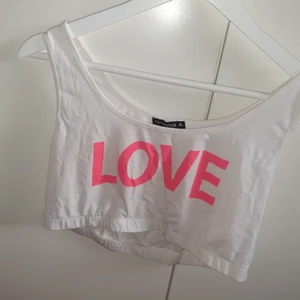 Linne XL - Säljer detta söta linne från Terranova i storlek XL. Aldrig använd. Finns I Växjö. Frakt på 30 kr. 