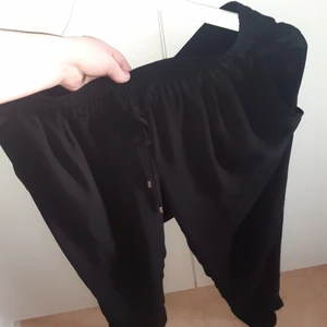 Kostymbyxor från Zara - Säljer en par kostymbyxor från Zara i storlek M. Finns I Växjö.  Frakt på 60 kr. 