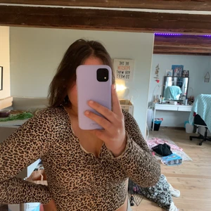 Stretchig leopard tröja - Leopard mönstrad stretchig tröja som är suuper skön. Övertygad om att den passar både en S och en L☺️ Inte använd en enda gång.