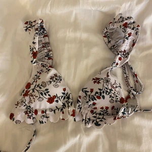 BIKINIÖVERDEL - Blommig bikini överdel med volang på axelbanden från Zaful i storlek S. Aldrig använd 
