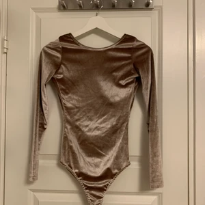 Rosa body  - Rosa body från Pull & Bear i storlek S. Säljer då den inte kommer till användning. Det är en rosa/guldig färg, materialet är plysch.