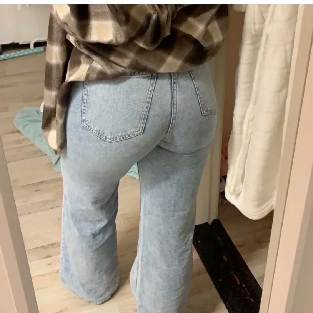 lägger ut igen pga oseriösa köpare, jeansen kostar 150 kr och är nästintill oanvända. Jeans & Byxor.