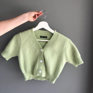 Ljusgrön stickad topp - Superfin ljusgrön croppad stickad tröja med knappar. Aldrig använd. 