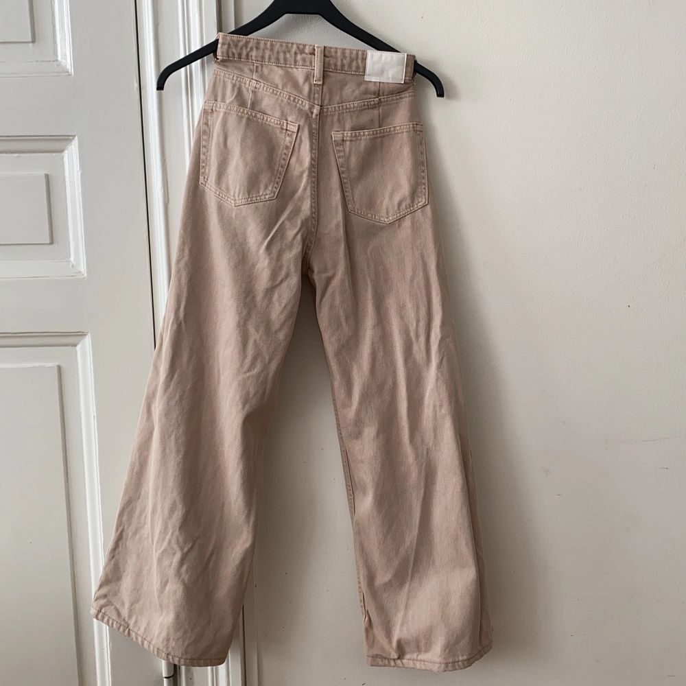 đžVida jeans frĂ„n Weekday i modellen âAceâđž storlek 25/30. I fĂ€rgen âsandâ. Som enligt mig Ă€r en ljus beige/brun fĂ€rg. Bild 3 Ă€r bild frĂ„n weekdays hemsida pĂ„ jeans i samma modell som de jag sĂ€ljer men i en annan fĂ€rg.(sĂ„ man kan se hur Jensen sitter pĂ„ en person) Jag Ă€r 169 cm och pĂ„ mig Ă€r de för korta (dĂ€rav sĂ€ljer jag de). De mĂ€ter ca 16-17 cm frĂ„n dĂ€r jeansen slutar pĂ„ mitt ben till marken. InnerbenslĂ€ngden Ă€r ca 65 cm. Jeansen Ă€r bara anvĂ€nda ett fĂ„tal gĂ„nger och har inget tecken pĂ„ anvĂ€ndning! De Ă€r Ă€ven nytvĂ€ttade. Fraktkostnaden betalar köparen. PS jag sĂ€ljer samma modell av jeans i samma storlek i fler fĂ€rger i min profilđđđđ om flera Ă€r intresserade blir det budgivning!!. Jeans & Byxor.