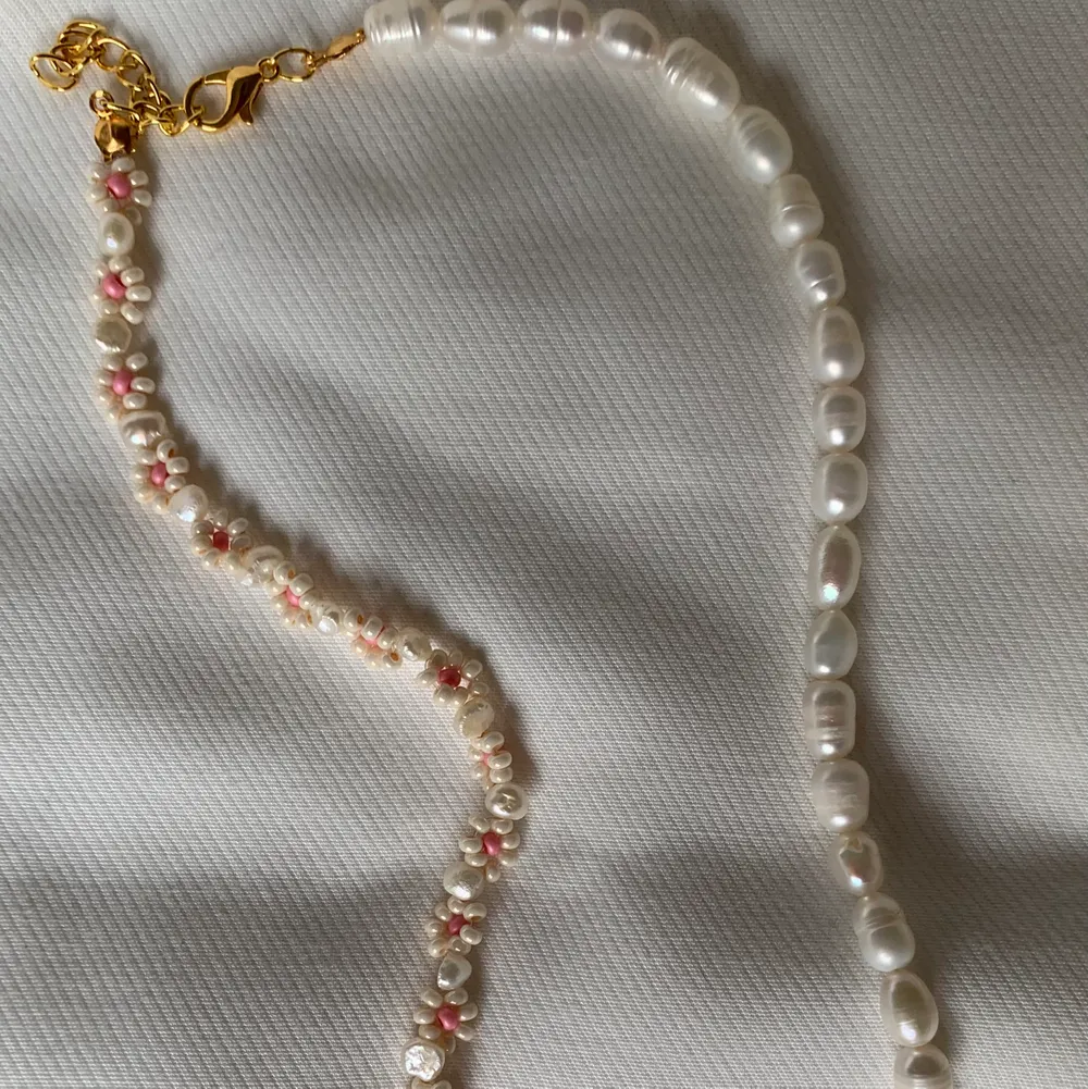 Halsband med halva sötvattenspärlor och halva blommor av rocaillespärlor🌼🤍 249kr + 12kr frakt. Accessoarer.