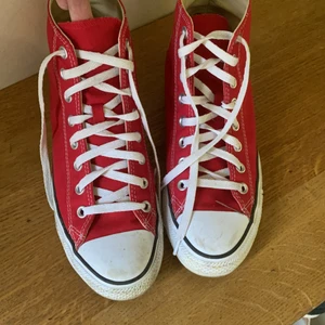Röda höga converse storlek 42 - -