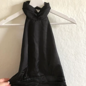 Linne från Ginaa🤗🤗 - Bra passform och perfekt festlinne, helt öppen i ryggen och skönt material☺️☺️köparen står för frakt