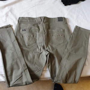 Jeans - Stretchable jeans grön fint skick 