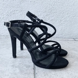 Supersnygga klackar!! - Sjukt snygga klackar som tyvärr inte kommer till användning. Knappt använda och i jättebra skick!❤️