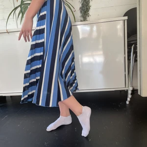 Randig hm kjol  - Randig veckad kjol från hm som är använd 2 gånger ❣️