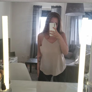 Fin beige topp från bikbok - Fin beigefärgad topp från bikbok i storlek M. Säljes för att den är för stor, tunn o skön, perfekt till sommaren nu! 