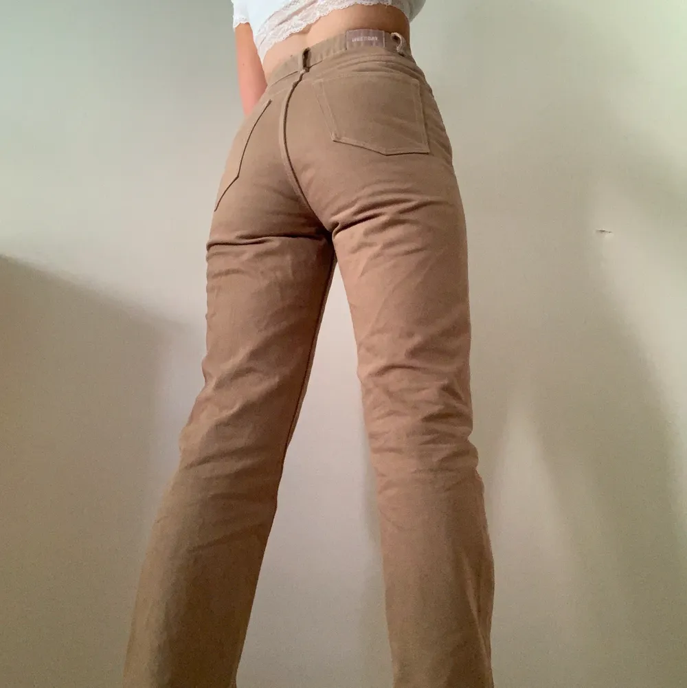 Jeans från weekday i modellen rowm. Säljer då de är lite för små för mig men förövrigt sjukt snygga🥰. Jeans & Byxor.