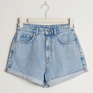 Jeans shorts - Helt nya shorts från Gina Tricot i ljus tvätt. Säljer då jag köpte i fel storlek, slängde kvittot så kan inte heller lämna tillbaka tyvärr!💕 Köpte för 399kr. 