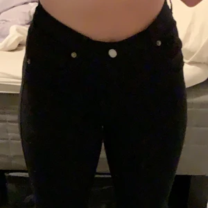 svarta bootcut jeans - Svarta jeans från dr denim, nypris 500, använda ungefär 2-3 gånger! inge defekter, säljer pga att jag inte använder
