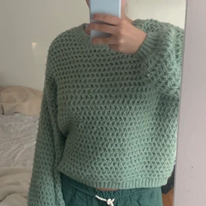 Ljusgrön stickad tröja - En fin stickad tröja från Pull&Bear som endast är använd några gånger. Köpt förra året och kommer inte till användning. Perfekt att ha över en klänning eller kjol nu i sommar! Köparen står för frakt.