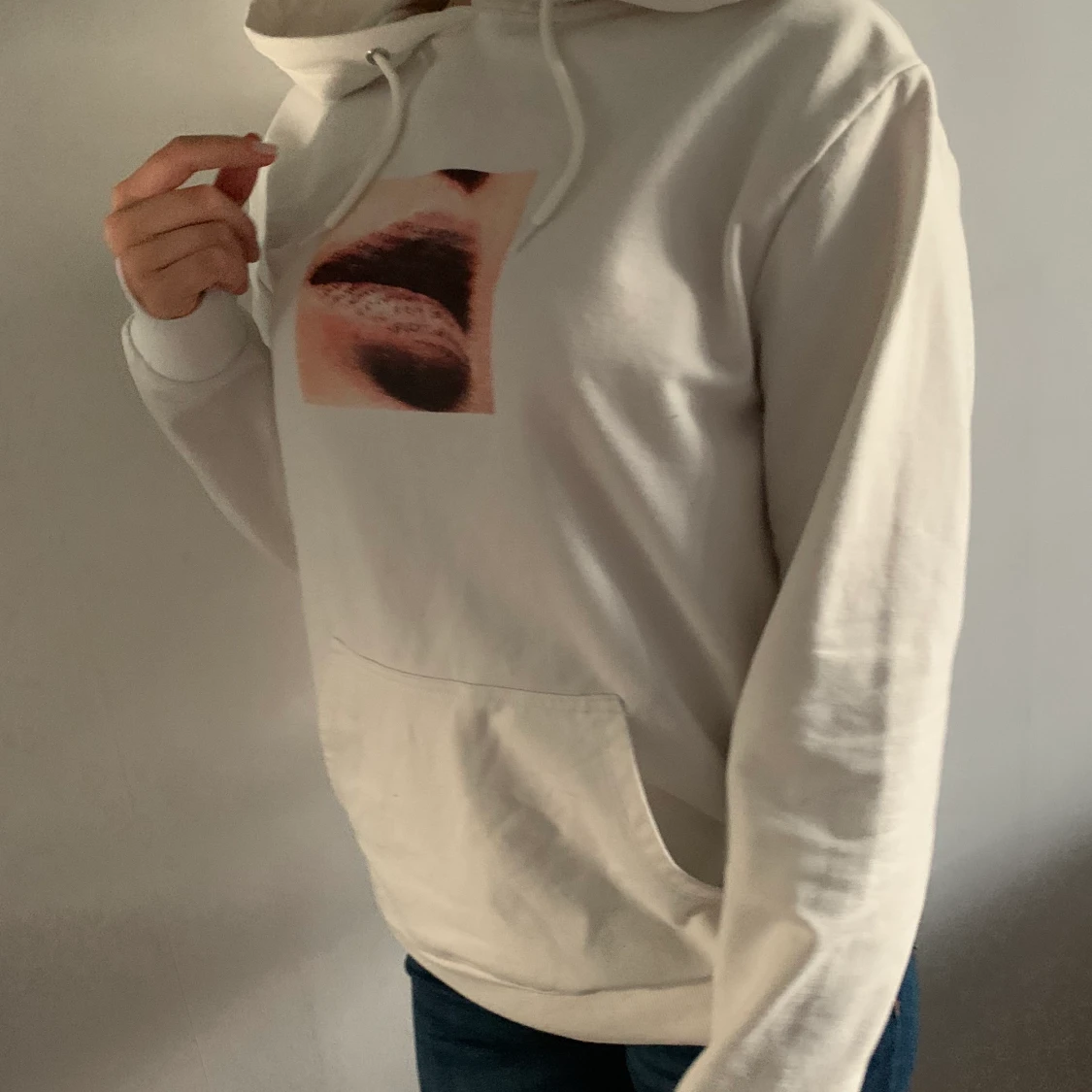 Vit hoodie med tryck