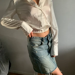 Vit satin skjorta från nakd - Vit satin blus/skjorta från nakd, använd fåtal gånger. Kan mötas upp i Göteborg annars betalar köparen frakten ☺️