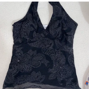 Retro top - LÄGGER UT PÅ NYTT!!! EJ SÅLD! Y2K top från ginatricot som är genomskinlig där bak. Riktigt fin, passar tyvärr inte mig, skulle sitta bättre på nån med en mindre byst (storlek s) bra skick. Frakt tillkommer:) OBS JAG SÄLJER TILL DEN SOM SVARAR OCH SWISHAR FÖRST 