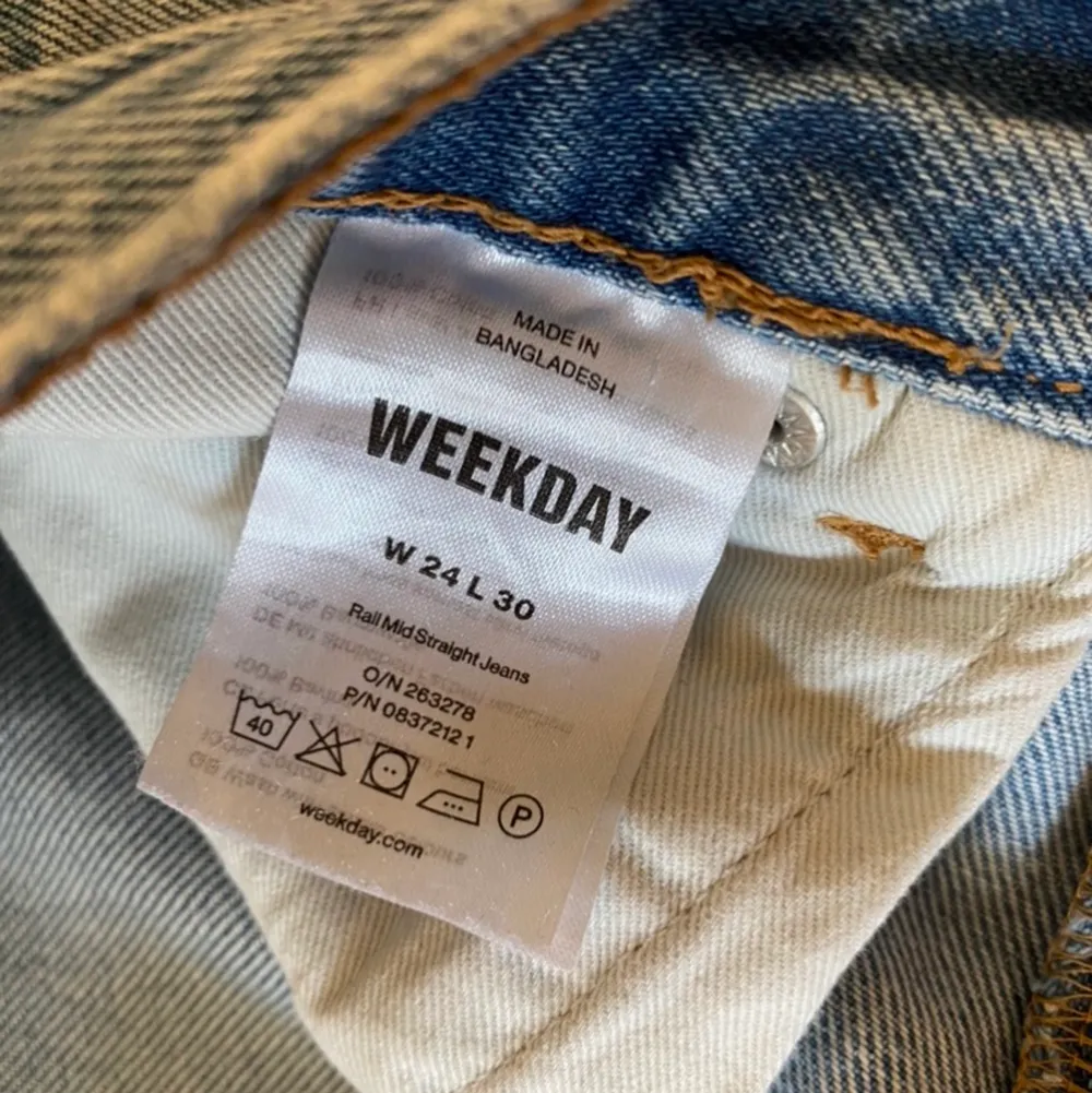 Jeans från weekday i modellen rail, färgen pen blue 💙 Använt skick men ej några fläckar eller skador. Skriv gärna för fler bilder, mått osv. . Jeans & Byxor.