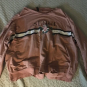 Rosa tröja  - Jätte bekväm material, tjock, och inga fläck eller hål. första bilden blev suddig så DM:a för bättre bild av framsidan.