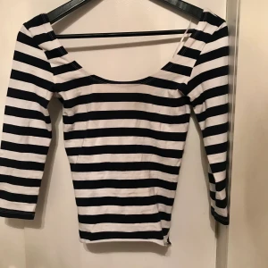 Randig topp -  Skriv privat till mig ifall du vill ha fler bilder eller se plagget på. Kunden står för frakten. 