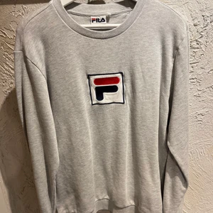 Vintage Fila crewneck - Fila crewneck sälj pga att jag inte andvänder den. andvänd ca 10-15 gånger