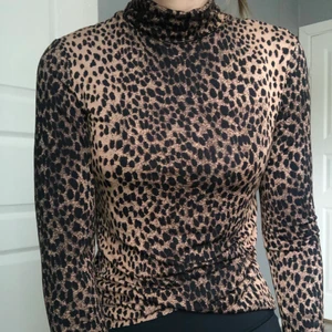 Polotröja  - En schysst, varsamt använd, polotröja i ett tunnare tyg. Köpt från H&M i storlek XS! 🤎🤎