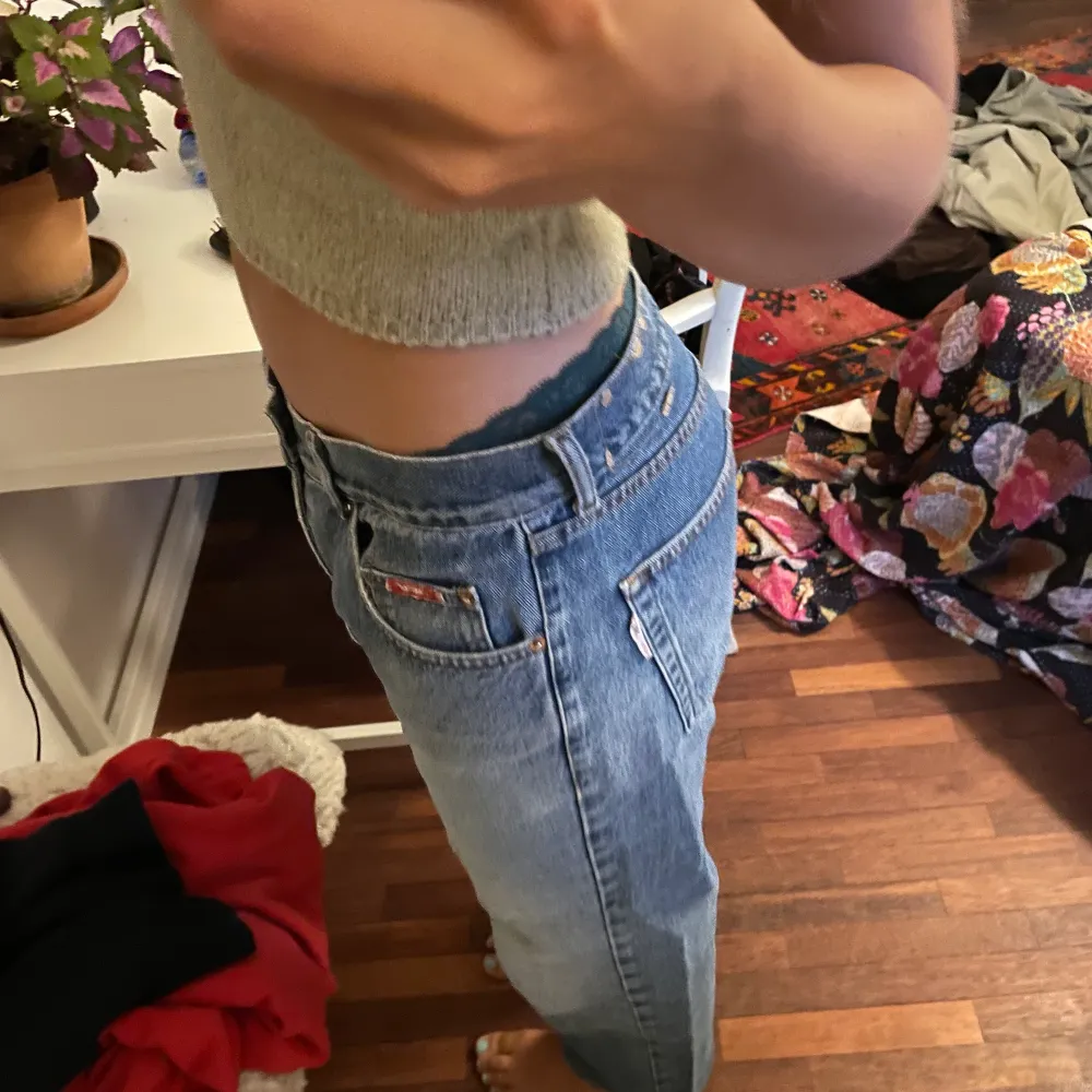 Mörkblå jeans med låg midja, köpta på second hand. Jag är ca 176 cm lång och bär vanligtvis storlek M i jeans. Köparen står för frakt. Skriv vid frågor! 💕💜💙🧡. Jeans & Byxor.