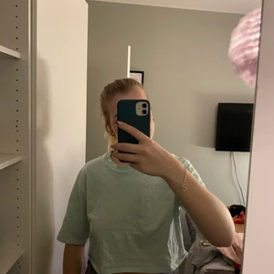 En mintgrön t-shirt - Lite längre i ärmarna och croppad🏝