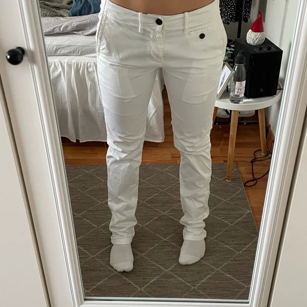 Lågmidjade långa vita jeans från Zara herr som inte alls är genomskinliga (köpta second hand). Byxorna är i storlek EUR 38, USA 30 och är långa på mig som är 170 cm lång. Säljer då jag vill att dom sitter lite större. Jag bär vanligtvis 36 och 27 i jeans. Passar flera beroende på vilken fit du önskar. . Jeans & Byxor.