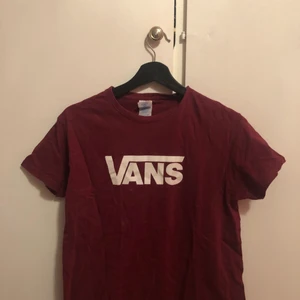 T-shirt  - Snygg vans T-shirt som endast är använd fåtal gånger☺️dock inte äkta💗 lite stor i storleken💗 skriv vid frågor eller intresse😊