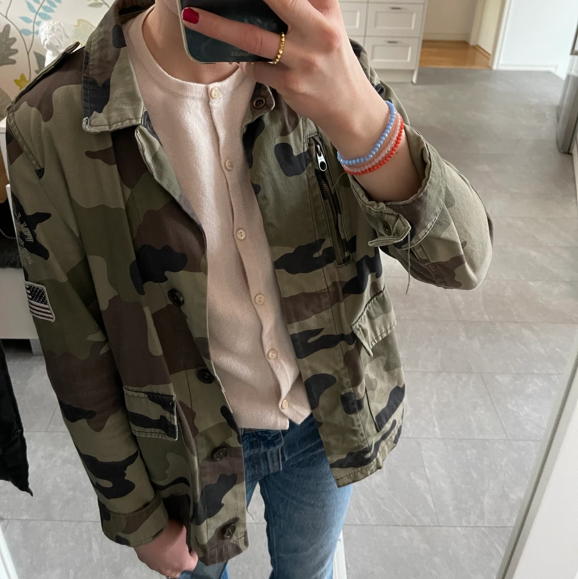 Jacka med militärmönster