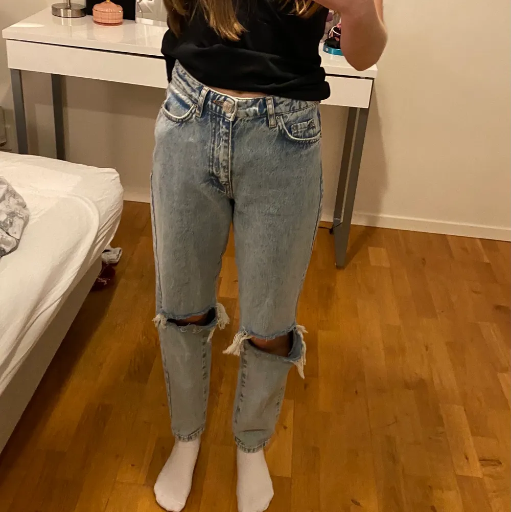 Hej! Jag säljer mina blå jeans från Ginatricot, original priset är 600 kr men jag säljer de för 350 kr och frakt kostar inte. Storlek är 32, om ni är intresserade kan jag skicka mer bilder på dom, skriv till mig om ni är intresserade💗. Jeans & Byxor.