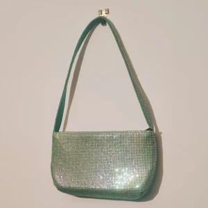 Liten handväska - Söt liten handväska i grön metallmesh.              Mått: 21x12cm