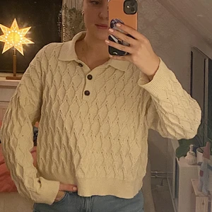 Stickad tröja från Mango - Säljer min stickade tröja från mango för har flera liknande hemma. Köpt i år och använd ca 3ggr. Är i storlek M men skulle säga att den kan passa S med. Beige/vit färg med ett coolt mönster på. Skriv för mer bilder eller om ni har frågor, frakt tillkommer!🐻🐻