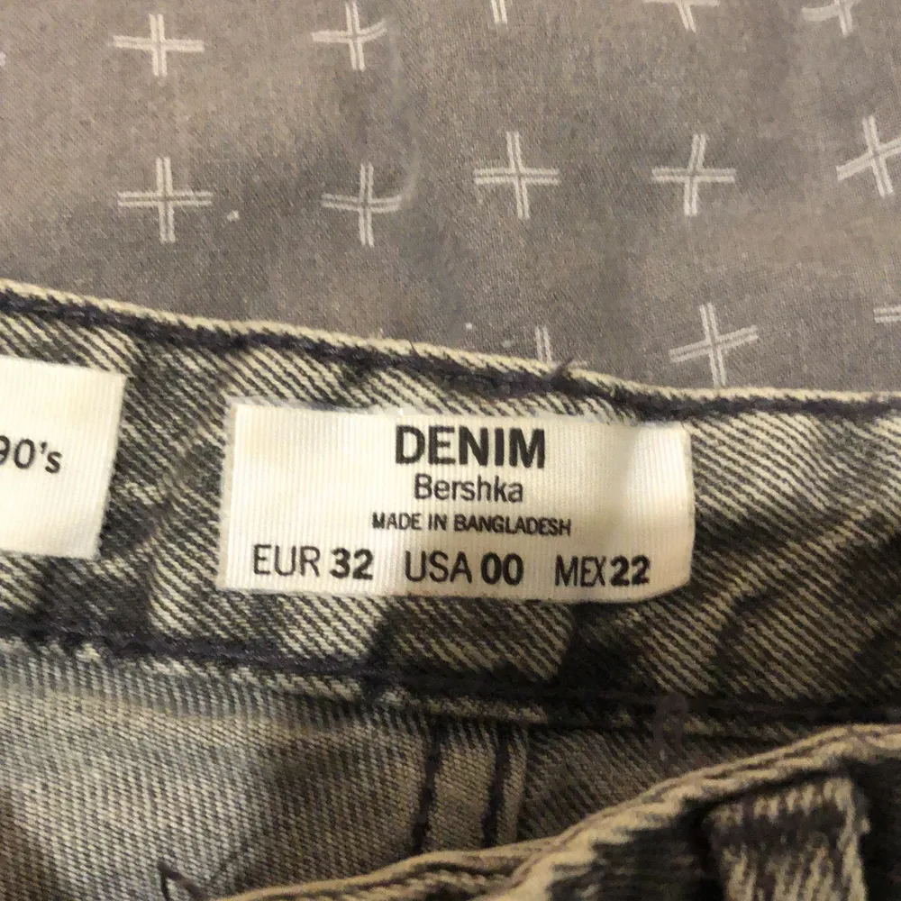 Säljer gråa vida the 90’s jeans  från Bershka med hål på knäna. Använda endast 3 gånger. Säljer pågrund av att dom är försmå. Kan skicka fler bilder vid behov.. Jeans & Byxor.