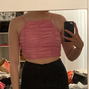 Rosa linne  - Rosa linne från Zara i strl S, går att få tydligare bilder (smutsig spegel).   Vid frågor är det bara att skriva!🥰  Nytvättad! 