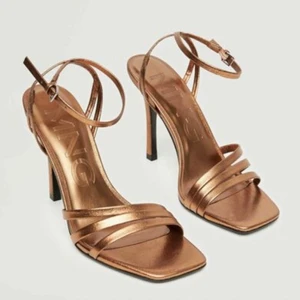 Guldiga klackar - Säljer dom snyggaste och bekvämaste klackarna från mango. Köpta till nyår men fick inte användning för dom så prislapp o allt finns kvar, nypris 399. Mitt pris 250kr, Helt i nyskick🌟