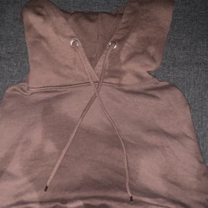 Hoodie  - Säljer denna bruna hoodie som är i storlek xs/. Den är även nytvättad och ser därav skrynklig och blöt ut. Den sitter mer åt det ”croppade” hållet och inte särskilt oversized, iaf för mig som vanligtvis har xs/s. Vid frågor elelr intresse så kontakta mig 🤩 90kr+ frakt som löpare står för 