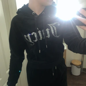 Juicy hoodie - Säljer denna fina juicy hoodie pågrund av att den inte kommer till användning! Mycket fint skick!! Säljer även matchande byxor till!!❤️‍🔥 
