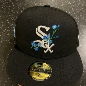 New era fitted cap  - Pris diskuteras Tja! Jag säljer denna fina keps eftersom min flickvän är otacksam. Den är oanvänd det finns även original förpackning med kvitto. Skriv chatt för mer bilder och info 