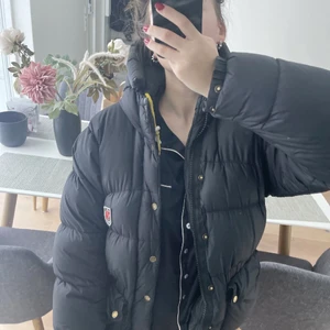 Fjällräven jacka - Kolla intresset på min super fina fjällräven jacka i nyskick! Säljer då den ej kommer till användning och därför vill jag ha en ny jacka, skriv vid frågor osv kram! Kommer med bättre bilder inom kort, möts helst då jag ej vet hur jag ska frakta denna (i Sthlm)💗