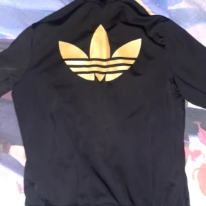 Adidas tröja stl s  - Fint skick äldre Adidas tröja 
