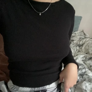 En svart tröja  - Säljer en svart basic men väldigt fin tröja ifrån H&M, storlek S. Jag själv som har S tycker att tröjan är liten i storleken så den passar även Xs. Tröjan är använd fåtal gånger. 50 + frakt 