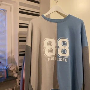 Oversized vintage sweatshirt  - En oversized cool och vintage sweatshirt med trycket 88 från missguided ✨ oversized så skulle säga storlek M eller L. Beror på hur man vill att den ska sitta på 🦋skriv vid intresse 