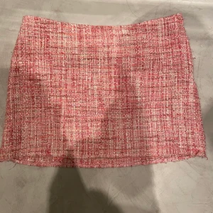 Rosa kjol - Superfin rosa kjol från H&M. Storlek 36 men liten i storleken så är mer som en 34!